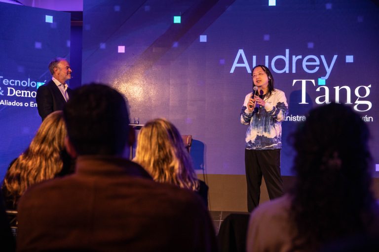 Audrey Tang y Bernardo Larraín en el seminario de Pivotes